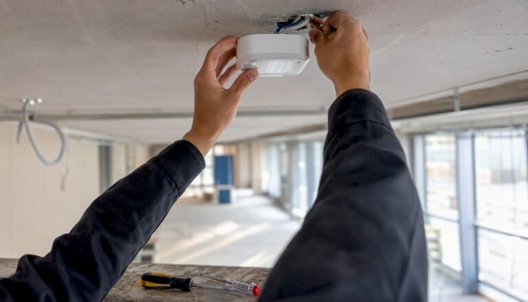 Montage einer Notbeleuchtung durch fachkundige Hände im Innenbereich