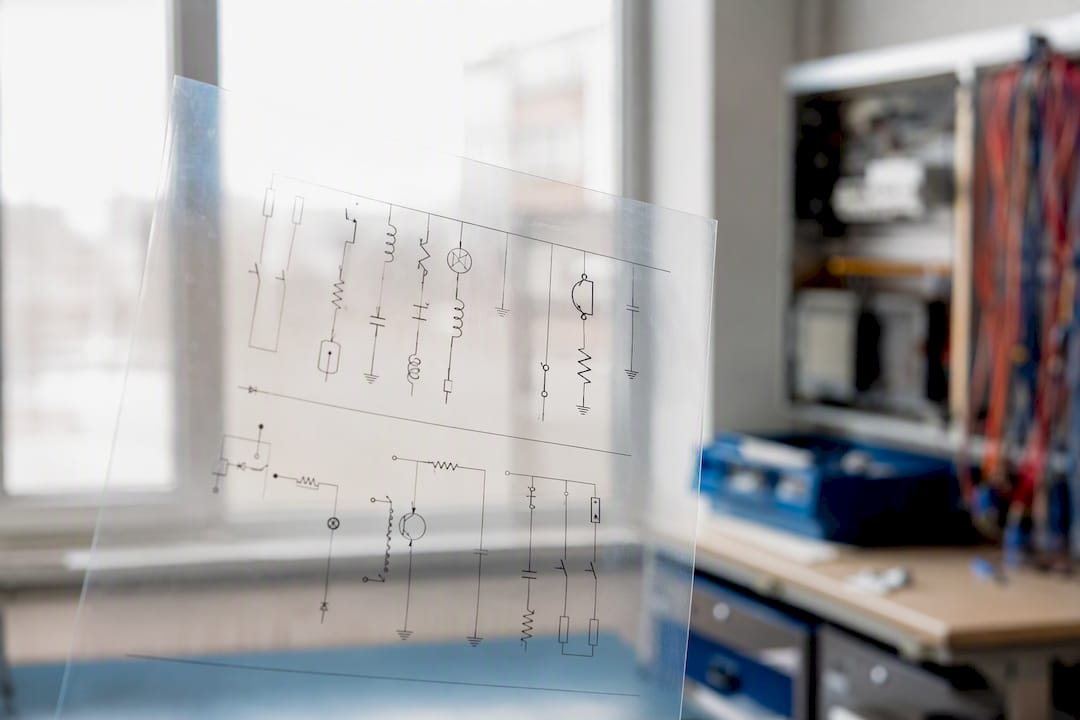 Gedruckte elektrische Schaltsymbole auf transparenter Folie